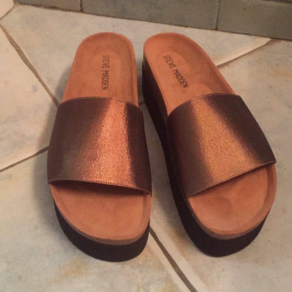EUC Steve Madden 3” Gold Metallic Platform Slide